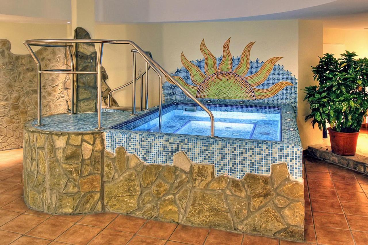 Hotel Mediterran Budapest Exteriör bild