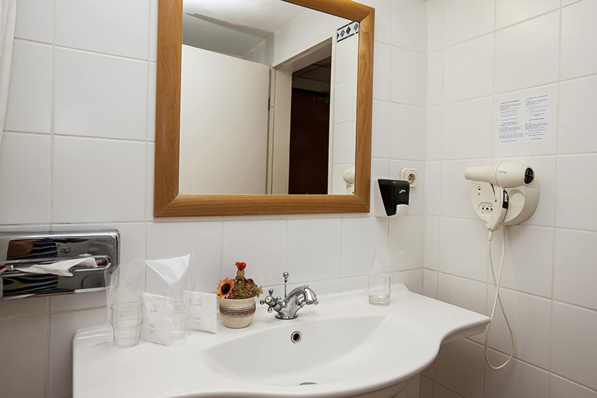 Hotel Mediterran Budapest Exteriör bild