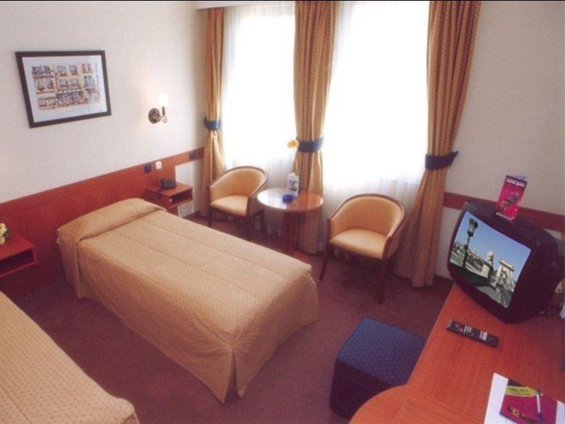 Hotel Mediterran Budapest Exteriör bild