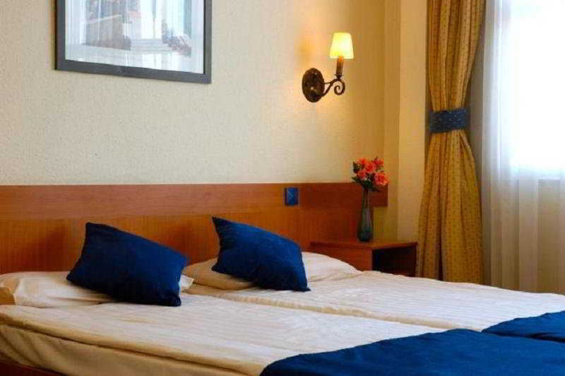 Hotel Mediterran Budapest Exteriör bild