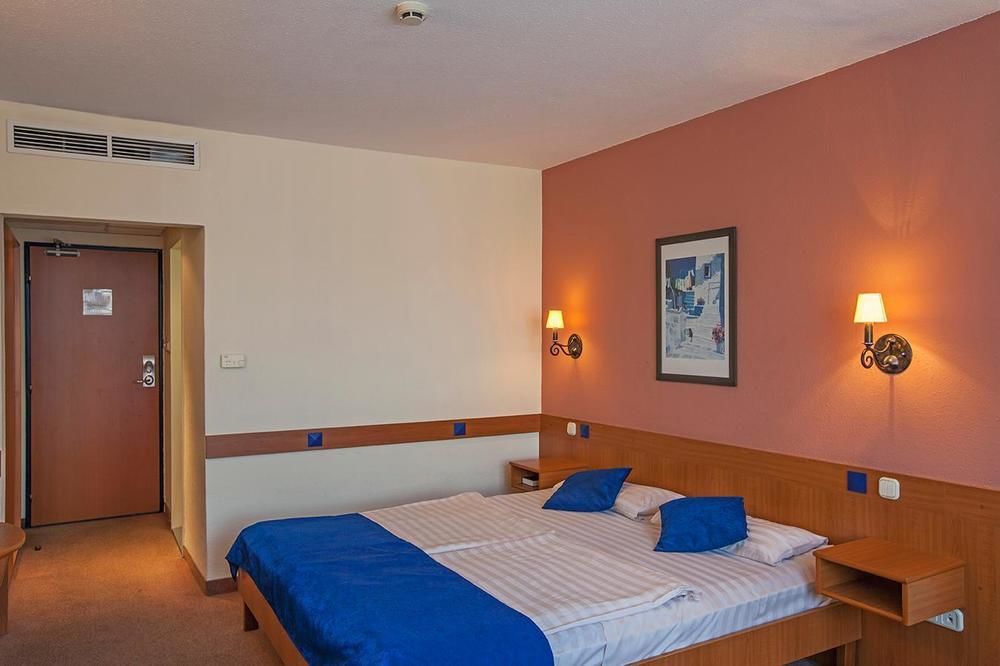 Hotel Mediterran Budapest Exteriör bild